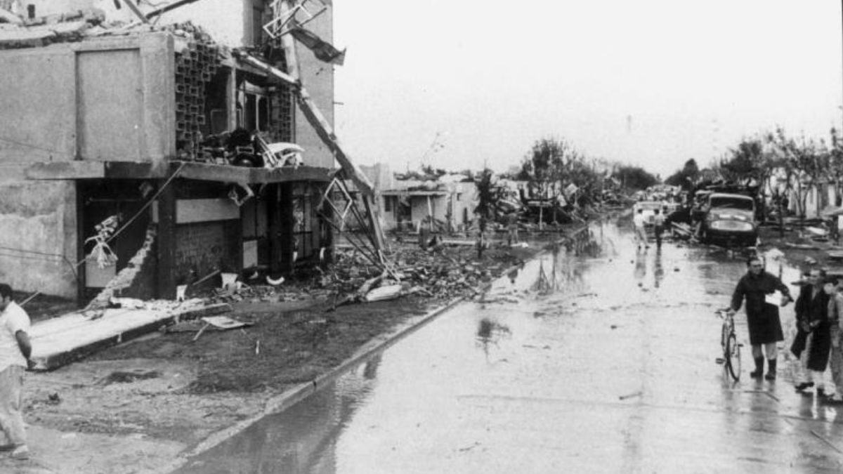 La imagen corresponde a su serie en la cobertura del histórico tornado que destruyó gran parte de la ciudad de San Justo en 1973.