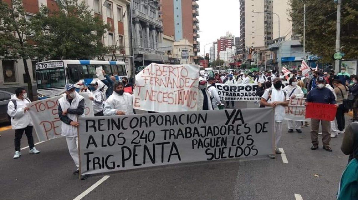 Trabajadores despedidos del&nbsp;Frigor&iacute;fico Penta