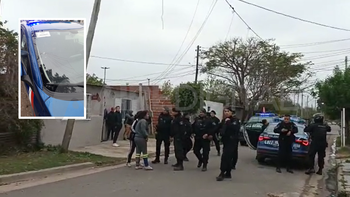 Robaron una moto, la policía atrapó a uno de los ladrones y vecinos de barrio Coronel Dorrego apedrearon a los efectivos: hay tres aprehendidos.