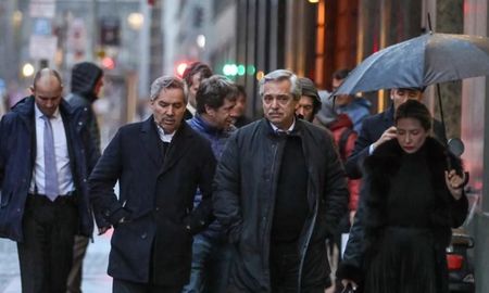 Alberto Fernández y Fabiola Yañez caminan por las calles de Berlín junto al resto de su delegación. Foto: presidencia Alberto Fernández y Fabiola Yañez caminan por las calles de Berlín junto al resto de su delegación. Foto: presidencia