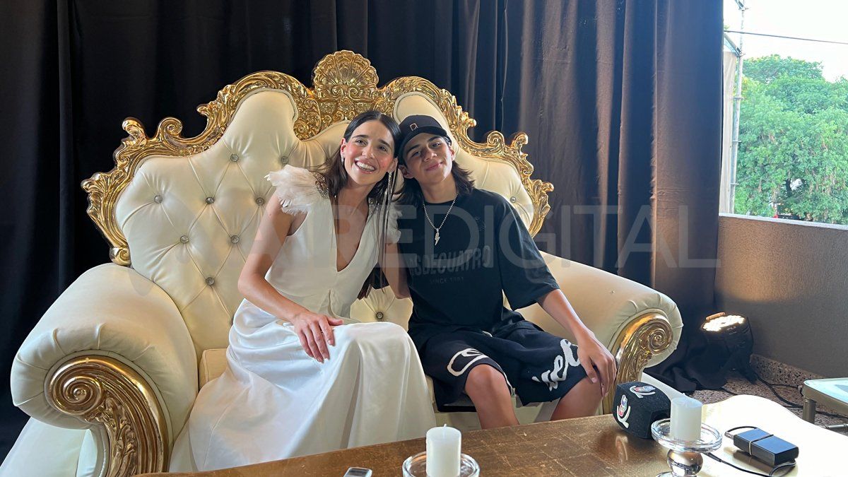 La intendenta de San Jerónimo Norte, Paola Devesa, junto a Valentín Merlo, el encargado de darle un cierre a puro ritmo a esta 60° Fiesta Provincial de la Leche. La intendenta de San Jerónimo Norte, Paola Devesa, junto a Valentín Merlo, el encargado de darle un cierre a puro ritmo a esta 60° Fiesta Provincial de la Leche.