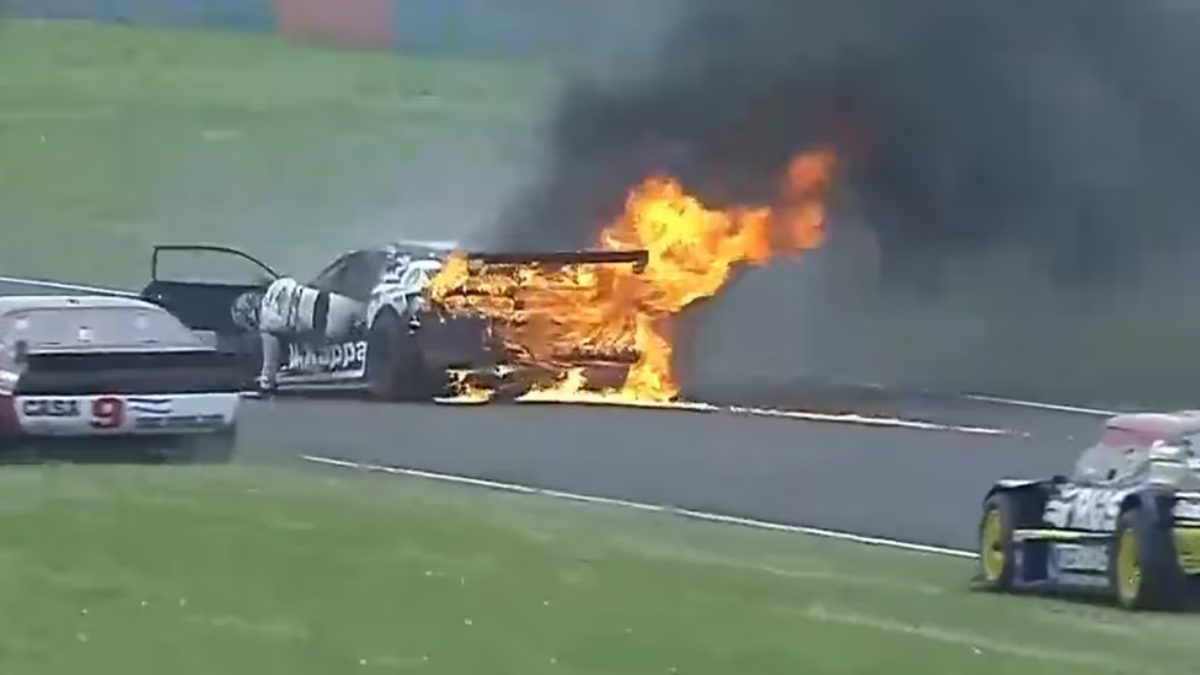 Gastón Mazzacane sufrió el incendio de su auto en el Turismo Carretera de Buenos Aires.