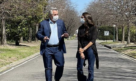 El presidente le encomendó a la ministra que redacte un decreto que promueva la igualdad de género en los gabinetes. El presidente le encomendó a la ministra que redacte un decreto que promueva la igualdad de género en los gabinetes.