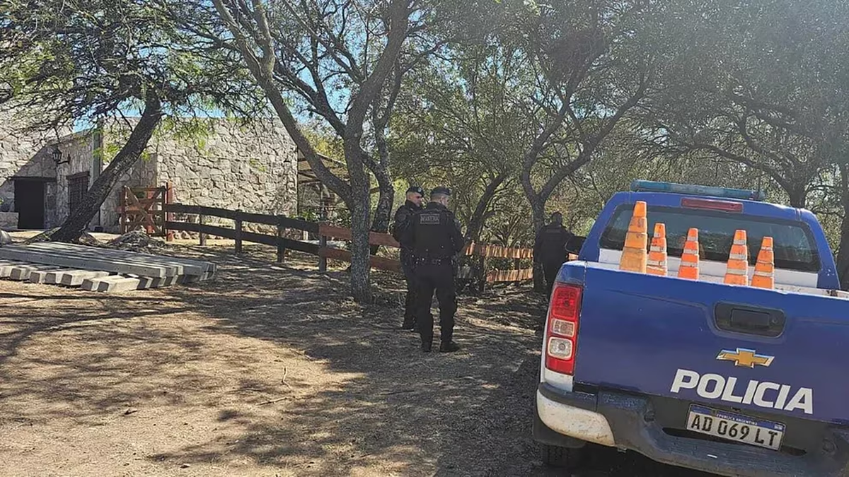 Efectivos policiales asistieron al lugar del hecho tras el llamado de los vecinos. (Radio Jesús María) Efectivos policiales asistieron al lugar del hecho tras el llamado de los vecinos. (Radio Jesús María)