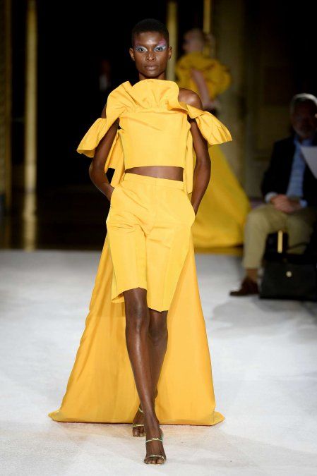 El amarillo se consagra como el color de moda para Christian Siriano. 