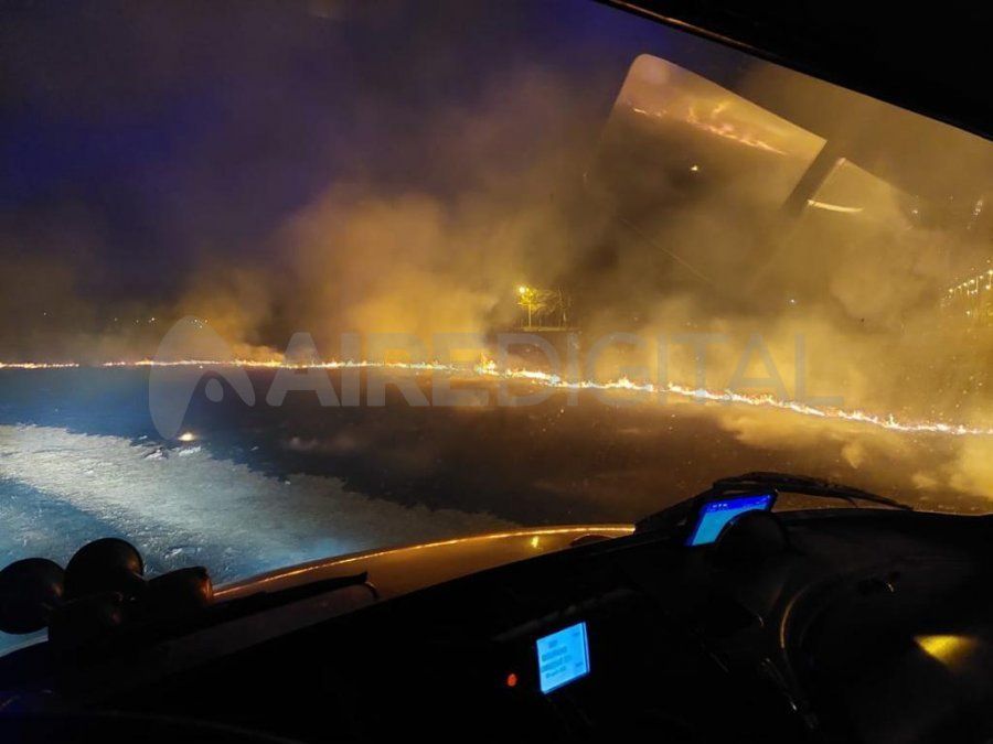 En zona norte de la ciudad de Santa Fe trabajaron mediante el empleo de una línea devanadera de la unidad concurrente en la extinción de un fuego gestado sobre pastizales en un terreno baldío de grandes dimensiones ubicado en Callejón Funes y Larguía.