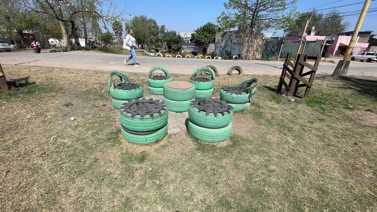 Ernesto también construyó bancos y mesas para los vecinos. Ernesto también construyó bancos y mesas para los vecinos.