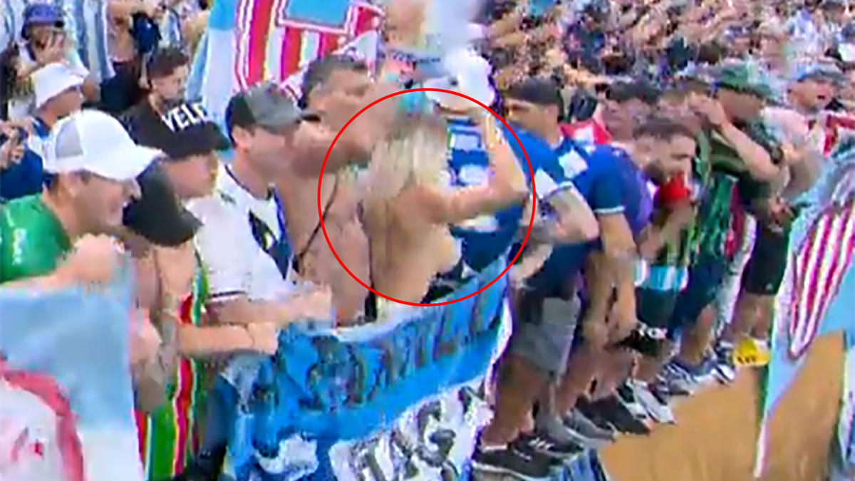 Una argentina festejó haciendo topless en la cancha y fue detenida