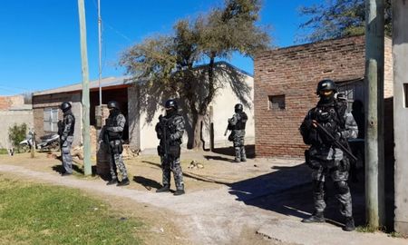 Se trata de dos jóvenes de 20 años y dos de 19. Además se recuperaron elementos sustraídos Se trata de dos jóvenes de 20 años y dos de 19. Además se recuperaron elementos sustraídos