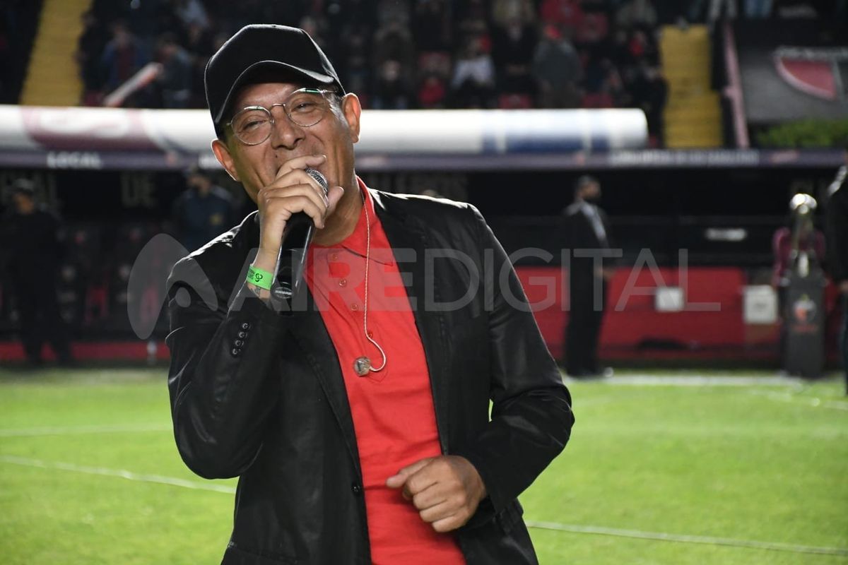 Tras el partido ante Banfield, Sergio Torres animó los festejos de Colón.