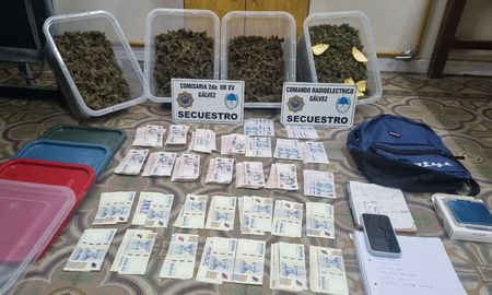La Policía secuestró más de 1,5 kilos de marihuana distribuidos en cuatro recipientes, además de dinero en efectivo y otros elementos, tras detener a un hombre que se atrincheró en la casa de su expareja en Gálvez.