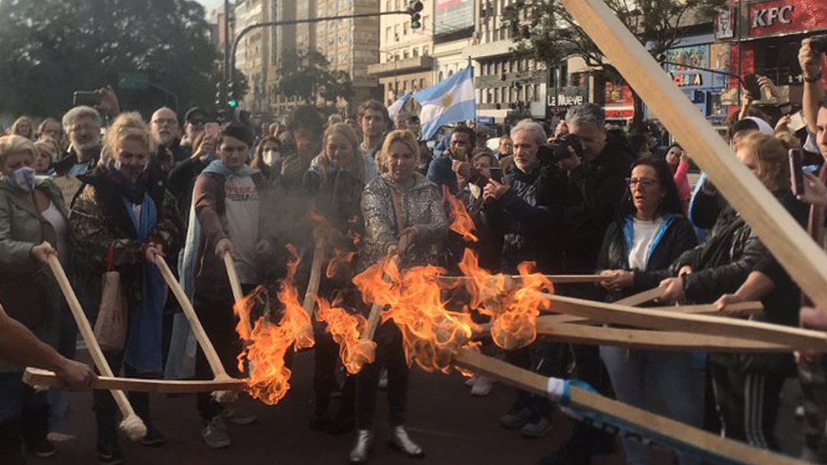 Cerca de las 16 comenzaron a llegar miles de personas con carteles que marcaron el clima de descontento que se vive en un sector de la sociedad.