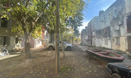 Los vecinos presentarán este martes una nota en la subcomisaría 3° para reclamar mayor seguridad ante la cantidad de hechos vandálicos que se dan en el barrio a toda hora del día. Los vecinos presentarán este martes una nota en la subcomisaría 3° para reclamar mayor seguridad ante la cantidad de hechos vandálicos que se dan en el barrio a toda hora del día.
