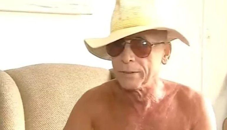 Gerardo Romano dio que hablar por su look "semidesnudo".