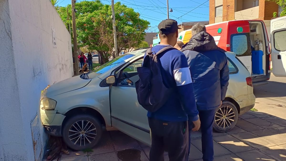 Dos autos chocaron en el cruce de 4 de enero y Gorostiaga y uno de ellos terminó impactando contra la pared de una vivienda.
