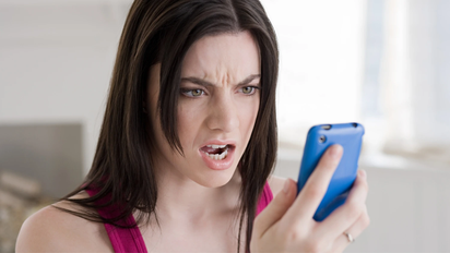 Por qué escuchamos nuestros propios audios de WhatsApp: lo que revela este hábito según la psicología