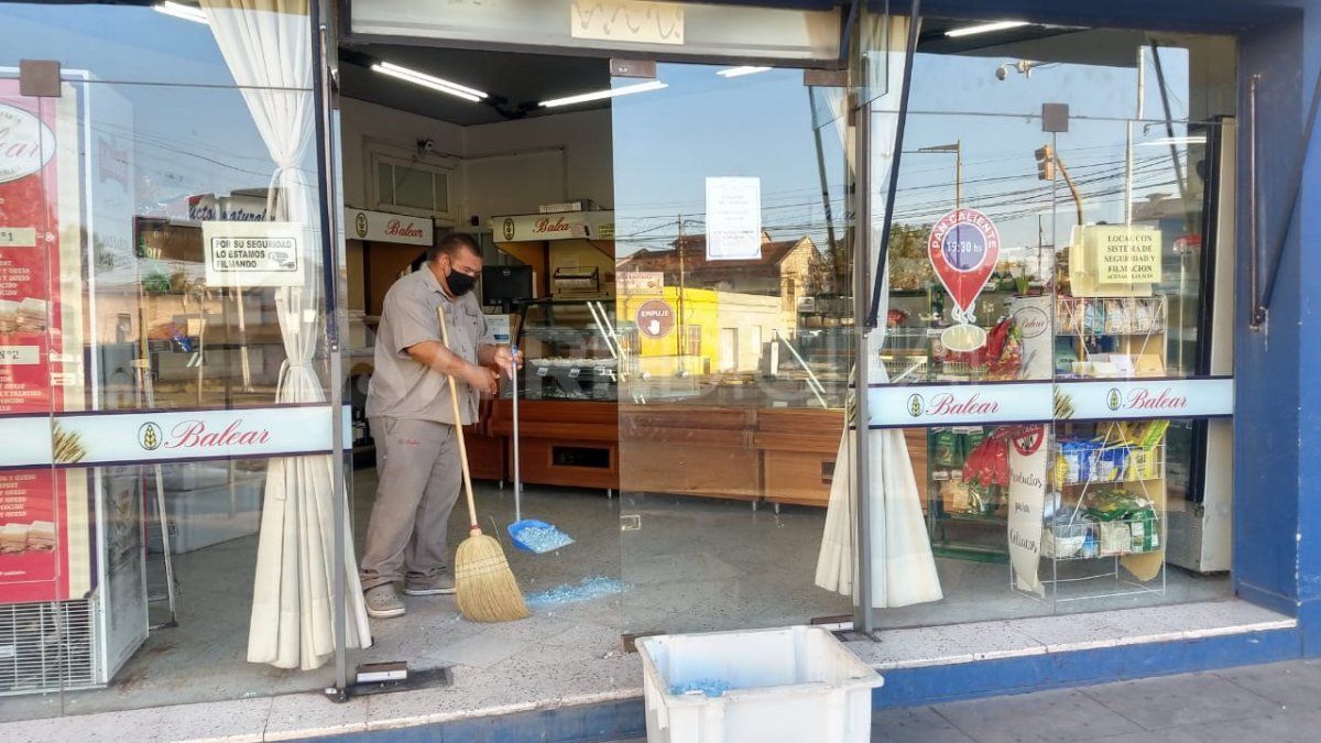 Rompieron la puerta de blindex para robar en la panadería Balear de barrio Sur. 
