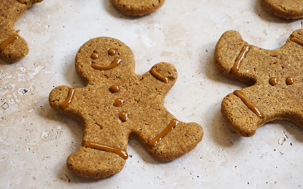 Las galletas de jengibre son una increíble opción para hacer en familia en épocas de Navidad. Las galletas de jengibre son una increíble opción para hacer en familia en épocas de Navidad.