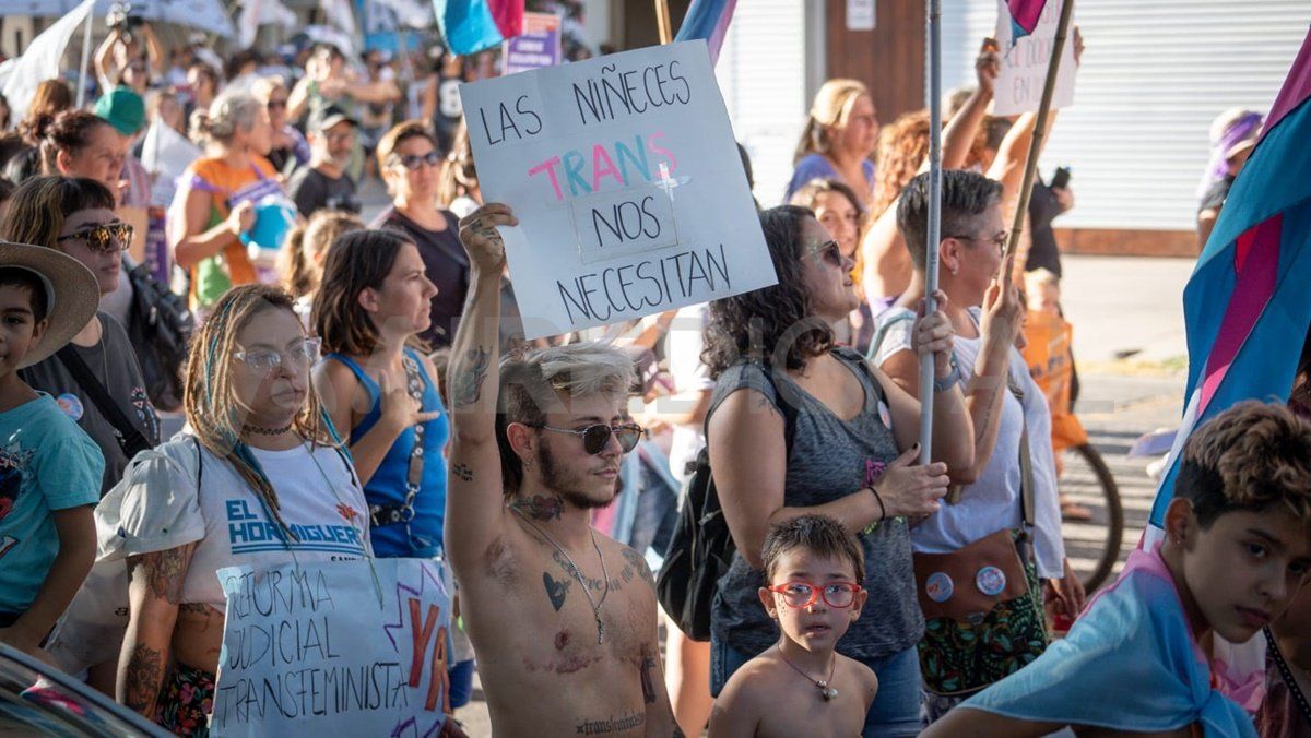 A pesar de los 37° de térmica, mujeres y disidencias llegaron desde distintos rincones de la capital provincial.