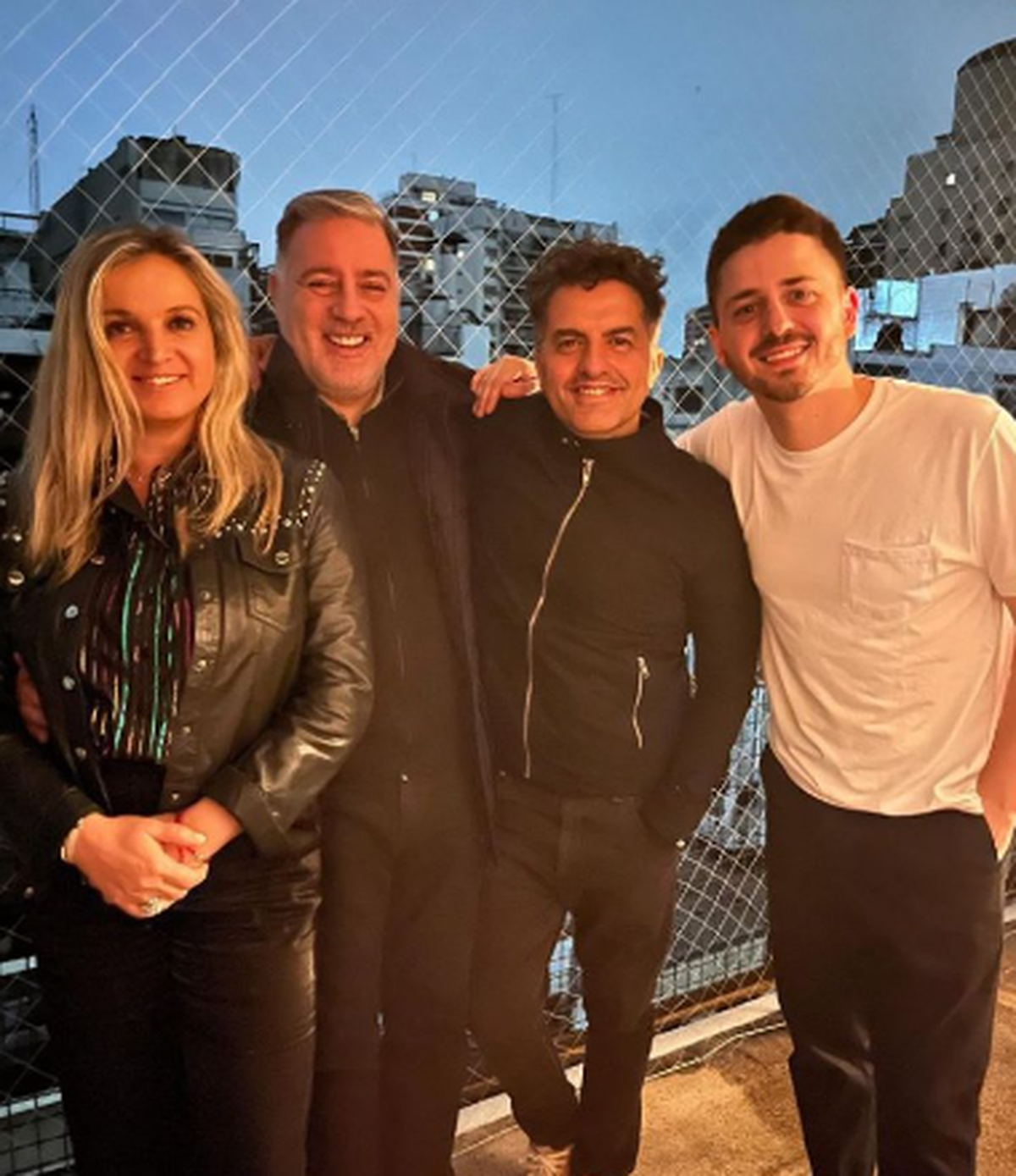 Al periodista le gusta celebrar su cumpleaños en su departamento, rodeado de sus seres queridos y compañeros de trabajo. Al periodista le gusta celebrar su cumpleaños en su departamento, rodeado de sus seres queridos y compañeros de trabajo.