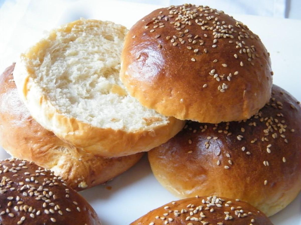 Siguiendo estos simples pasos, podrás hacer esta receta de pan de hamburguesa en casa. Siguiendo estos simples pasos, podrás hacer esta receta de pan de hamburguesa en casa.