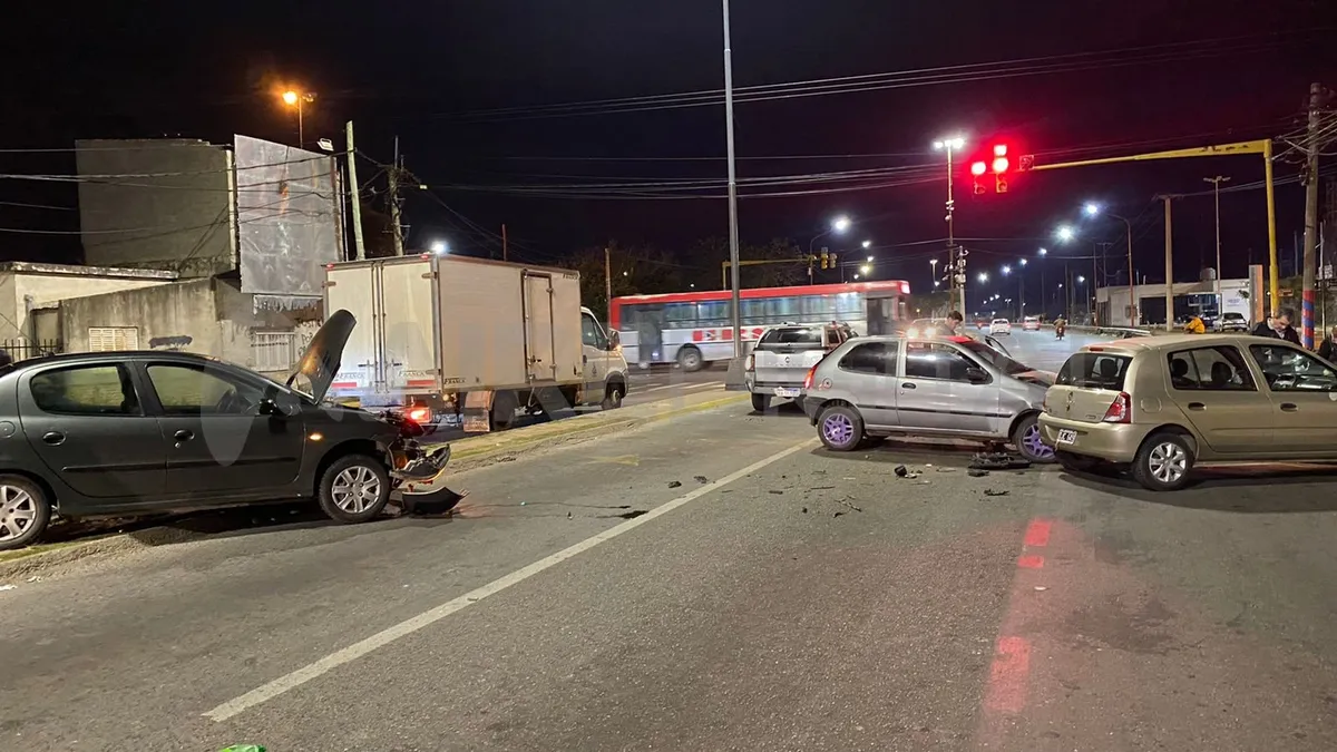 Cuatro autos y un colectivo del servicio penitenciario colisionaron en las inmediaciones de calle Iturraspe y avenida Perón, a metros del ingreso a la autopista Santa Fe-Rosario.