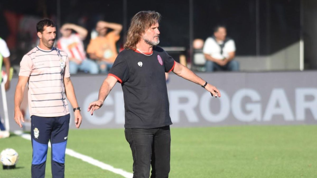 El técnico de Barracas Central explotó tras la derrota con Gimnasia: ¿Nadie me va a preguntar por el arbitraje?