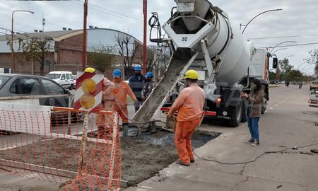 Los trabajos del plan de bacheo impulsado por la Municipalidad de Santa Fe avanzan a ritmo sostenido y superan el 50% de las obras. Los trabajos del plan de bacheo impulsado por la Municipalidad de Santa Fe avanzan a ritmo sostenido y superan el 50% de las obras.
