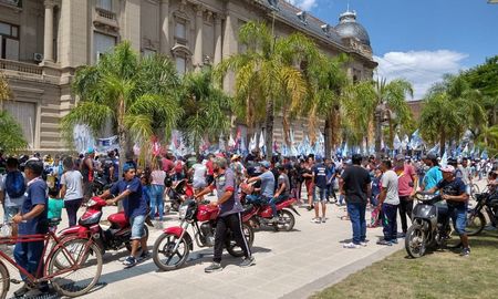 Movimientos sociales marcharon este jueves hasta Casa de Gobierno Movimientos sociales marcharon este jueves hasta Casa de Gobierno