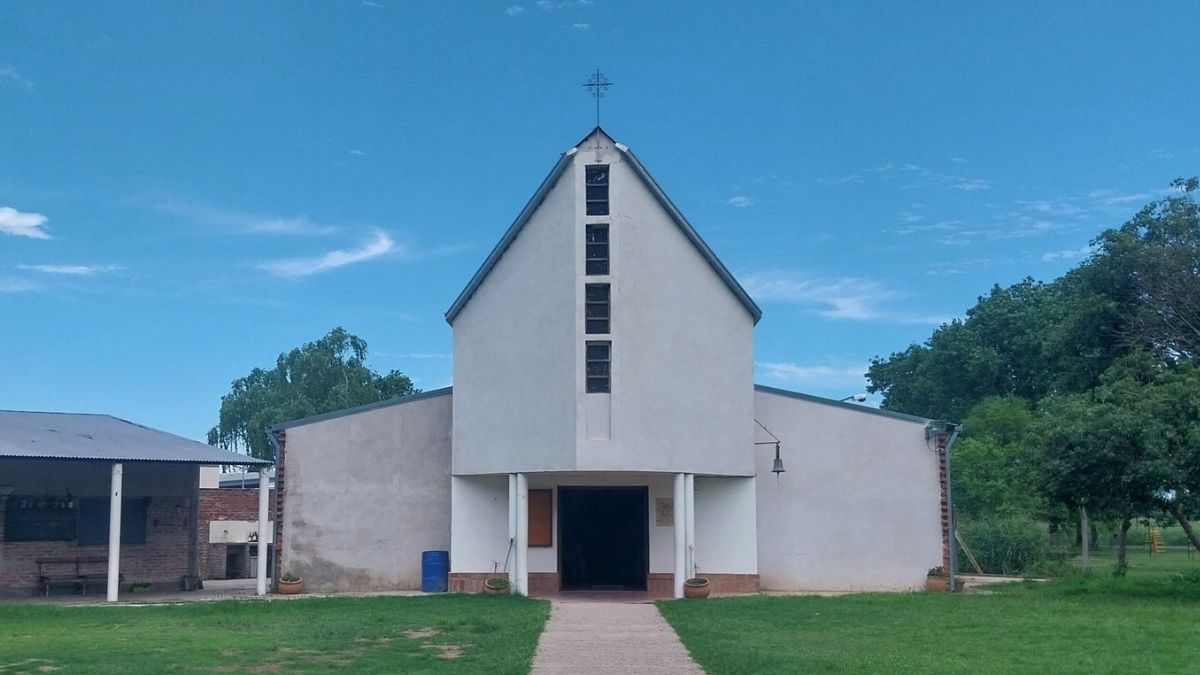 La cuasi-Parroquia “Santa María junto a la Cruz” de barrio Altos del Valle está ubicada en calle los Nogales 2499.