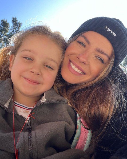 La China Suárez junto a Magnolia, la nena que tuvo con Benjamín Vicuña.