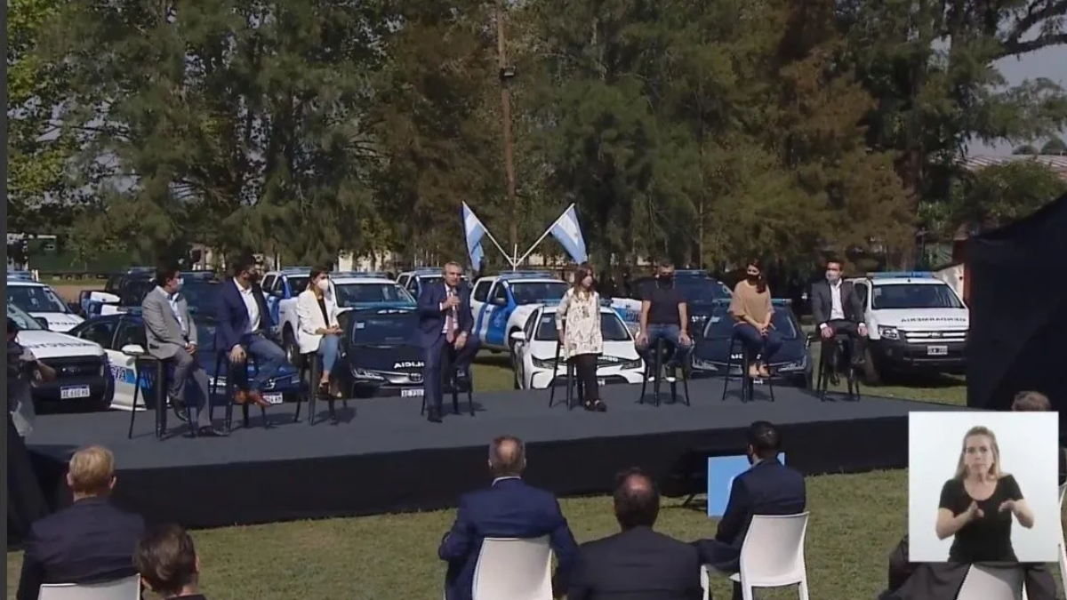 Alberto Fernández anunció el envío de mil gendarmes al conurbano bonaerense para sumarse a otras fuerzas de seguridad en los controles por dos semanas ante las nuevas restricciones en medio de la pandemia de coronavirus.