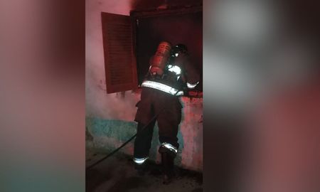 El siniestro ocurrió durante la madrugada sobre calle JJ Paso al 1100, de Santo Tomé. Bomberos lograron extinguir las llamas. El siniestro ocurrió durante la madrugada sobre calle JJ Paso al 1100, de Santo Tomé. Bomberos lograron extinguir las llamas.