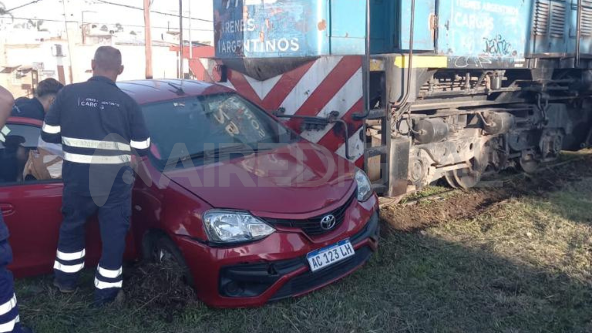Un tren arrolló un auto que cruzó las vías en Barrio Guadalupe Oeste.