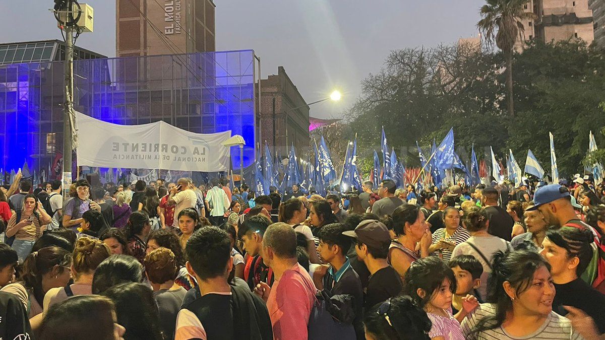 Este miércoles por la tarde, en la ciudad de Santa Fe, agrupaciones de izquierda, gremios y organizaciones sociales llevaron a cabo una multitudinaria manifestación en contra del proyecto de Ley Bases. Este miércoles por la tarde, en la ciudad de Santa Fe, agrupaciones de izquierda, gremios y organizaciones sociales llevaron a cabo una multitudinaria manifestación en contra del proyecto de Ley Bases.