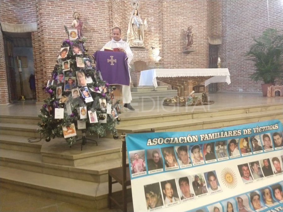Con más fotos en el arbolito, se realizó la misa por las víctimas inocentes de la inseguridad