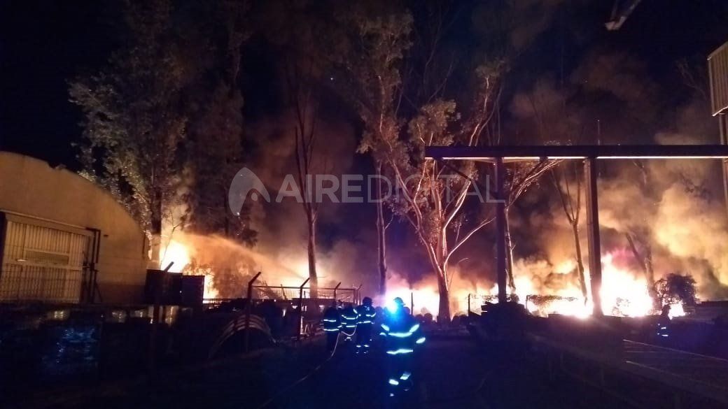 Impresionante incendio en una fábrica dentro del Parque Industrial de Sauce Viejo