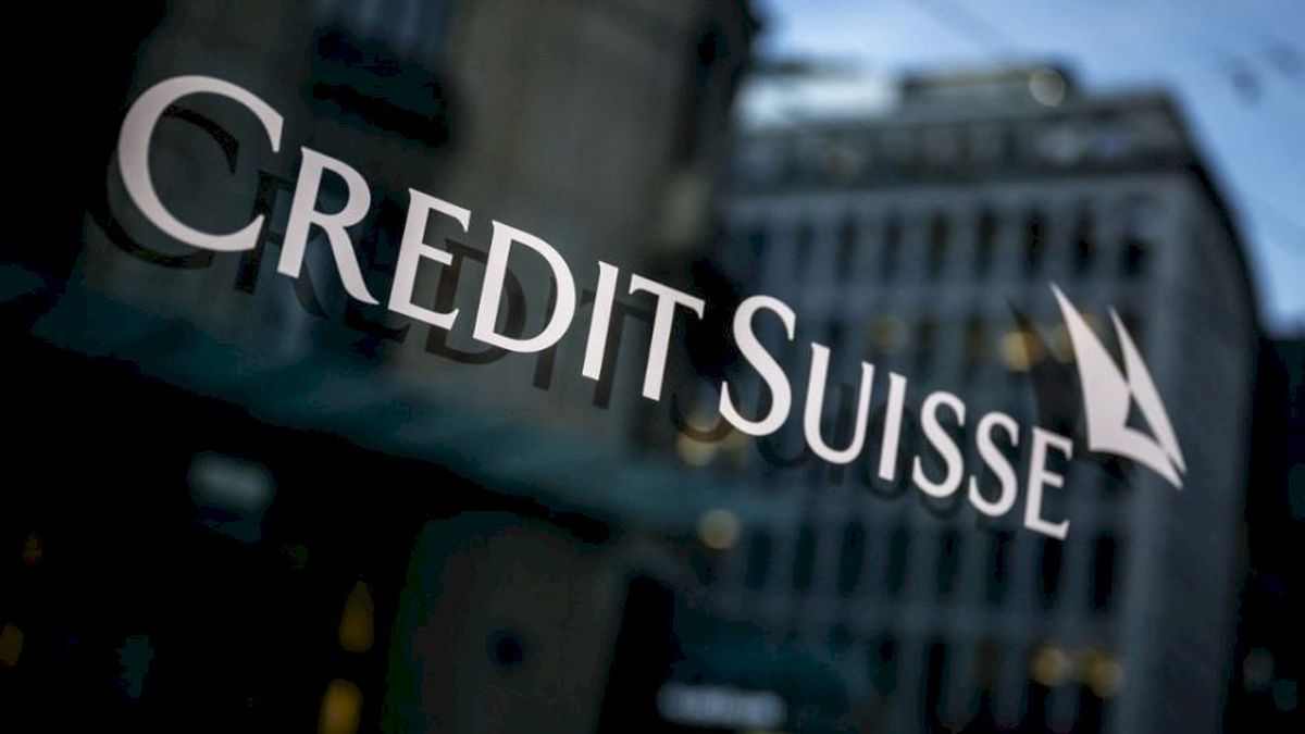 Las acciones del Credit Suisse se precipitaron durante la apertura de la jornada hasta 64%, por debajo de la oferta de adquisición de 0,76 francos pactada ayer.