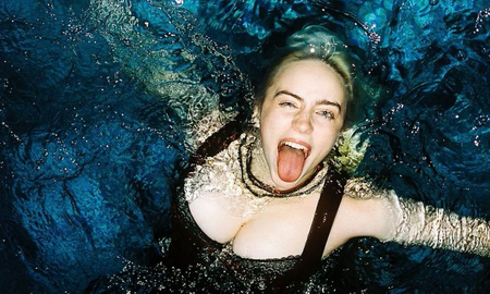 La cantante se zambulló con ropa en el agua durante la fiesta por el estreno de Happier Than Ever, su segundo álbum. La cantante se zambulló con ropa en el agua durante la fiesta por el estreno de Happier Than Ever, su segundo álbum.