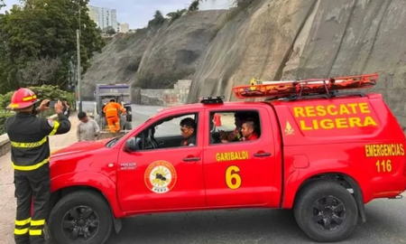 Murió un moto taxista que esperaba a un pasajero y se le cayó encima una estructura. Hubo interrupciones en el servicio eléctrico en algunos distritos. Murió un moto taxista que esperaba a un pasajero y se le cayó encima una estructura. Hubo interrupciones en el servicio eléctrico en algunos distritos.