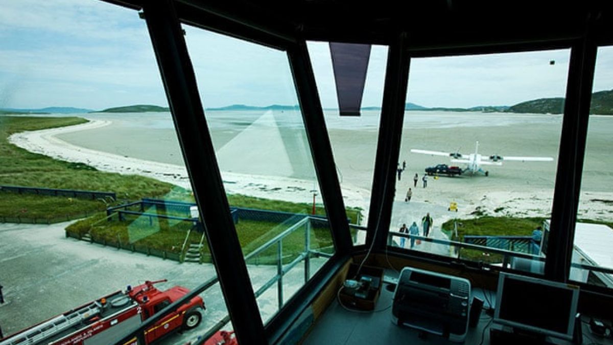 Vista de la “plataforma” (que es la playa misma) desde la torre de control. Barra está abierto de lunes a sábados de 10.30 a 15.30, lapso en el que Loganair opera sus dos vuelos a Glasgow y, los domingos, el horario de actividades se reduce: es de 11.30 a 12.45. Vista de la “plataforma” (que es la playa misma) desde la torre de control. Barra está abierto de lunes a sábados de 10.30 a 15.30, lapso en el que Loganair opera sus dos vuelos a Glasgow y, los domingos, el horario de actividades se reduce: es de 11.30 a 12.45.