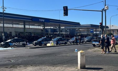 Según informó el corresponsal de AIRE en Rosario, Rodrigo Miró, mientras se desarrollaban las declaraciones oficiales se sumaron decenas de patrulleros. Según informó el corresponsal de AIRE en Rosario, Rodrigo Miró, mientras se desarrollaban las declaraciones oficiales se sumaron decenas de patrulleros.
