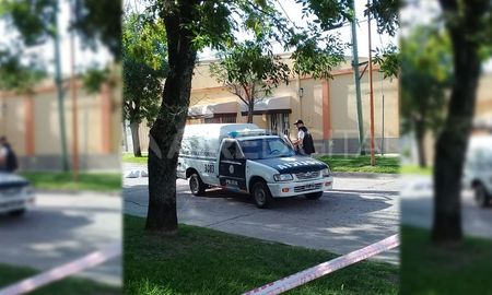 La escena del crimen. El momento en que personal policial realizó las tareas de rigor. La escena del crimen. El momento en que personal policial realizó las tareas de rigor.