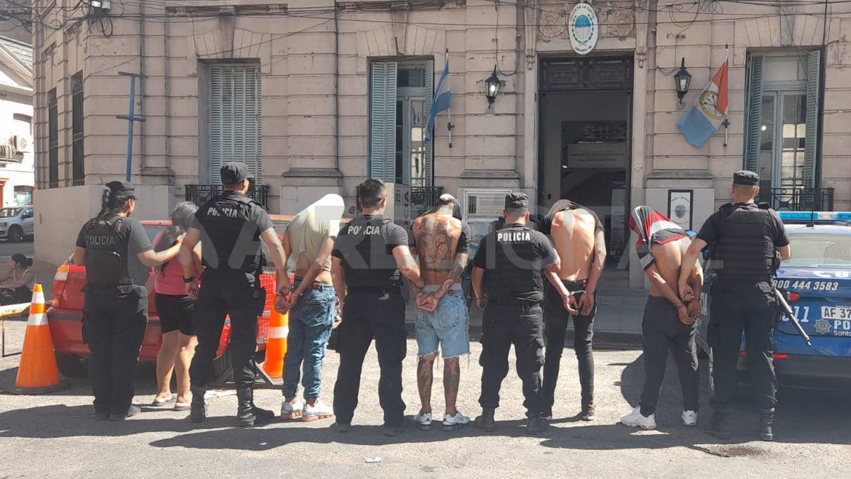 Estos son cinco de los siete detenidos tras el procedimiento. 