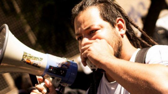 Se hizo conocido como El hombre del mortero durante las protestas frente al Congreso en 2017 por la nueva ley de movilidad jubilatoria. Sebastián Romero será precandidato a senador nacional por el Frente de Izquierda y de los Trabajadores (FIT) en Santa Fe.&nbsp;