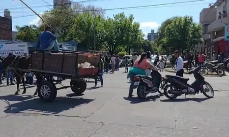 Un motociclista apuñaló a un manifestante porque no lo dejó pasar. Un motociclista apuñaló a un manifestante porque no lo dejó pasar.