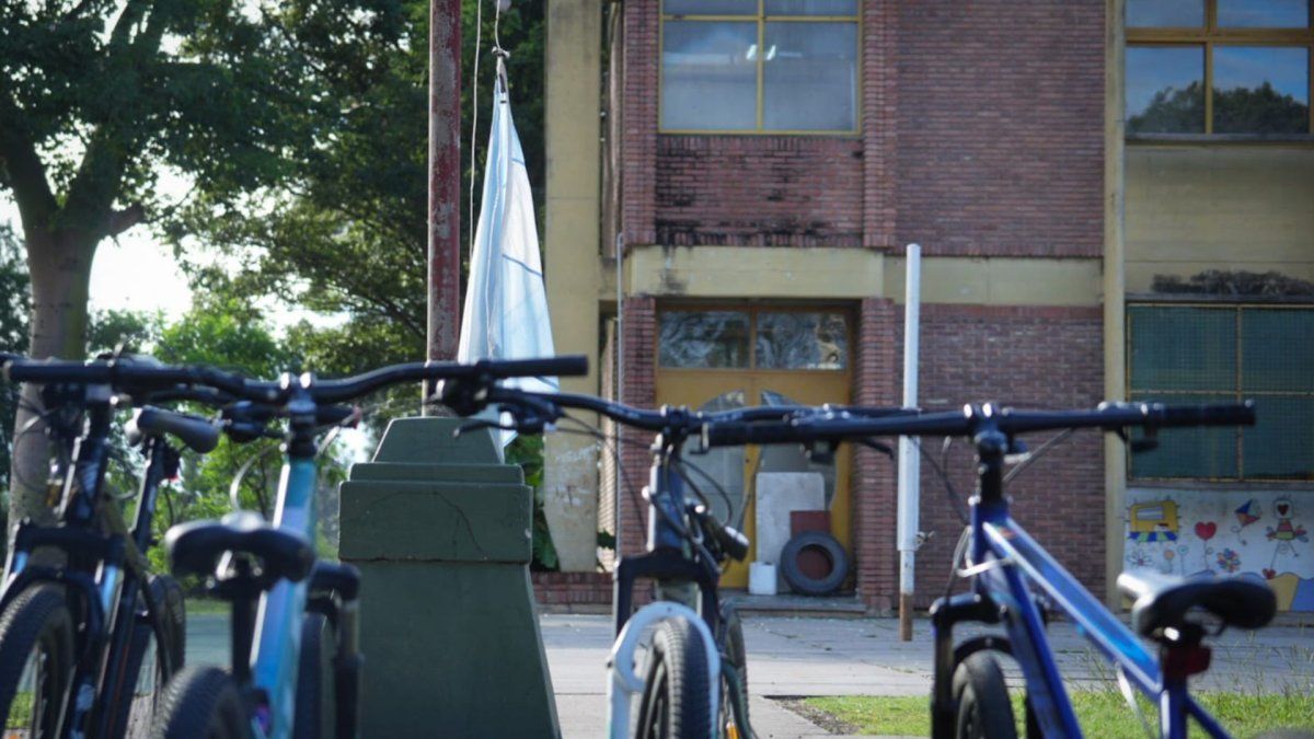 Las bicicletas en el patio de la escuela y la bandera sin izar: los disparos de Gino C. congelaron el tiempo en San Cristóbal.