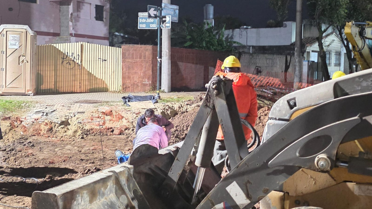 El agua vuelve de manera gradual a los hogares de Santo Tomé afectados por un corte.