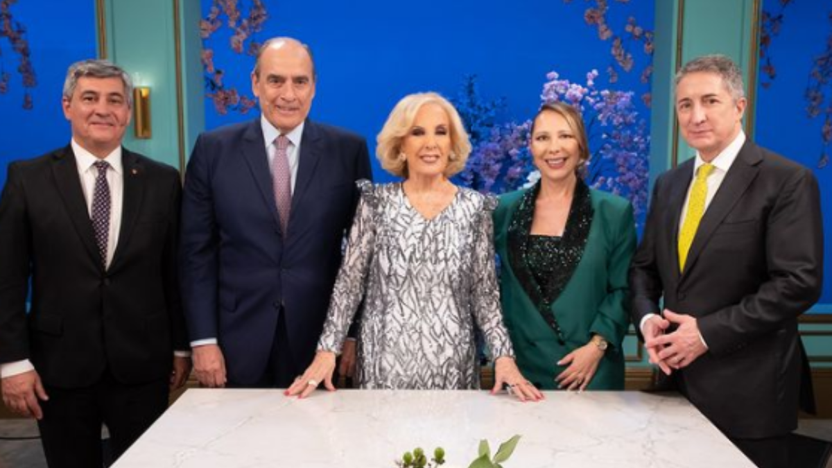 Mirtha Legrand recibió a Guillermo Francos, Daniel Balmaceda, Adrián Ventura y Laura Di Marco en su programa. Mirtha Legrand recibió a Guillermo Francos, Daniel Balmaceda, Adrián Ventura y Laura Di Marco en su programa.