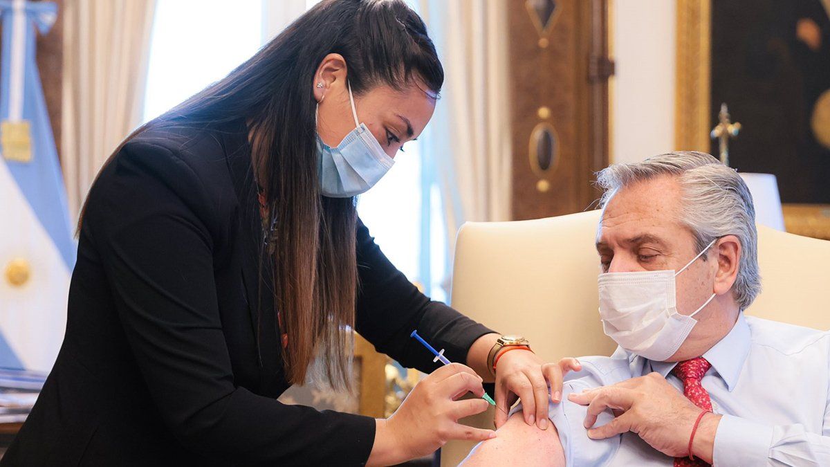 La aplicación de la dosis de refuerzo al jefe de Estado se da en momentos en que empezaron a asignarse los turnos a los ciudadanos para recibir una tercera inyección.